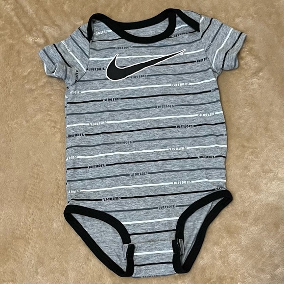 Lot of NIKE Boys Clothing T-Shirt Shorts Black Gray Boys Size 6/9 Month Logo - Picture 3 of 11